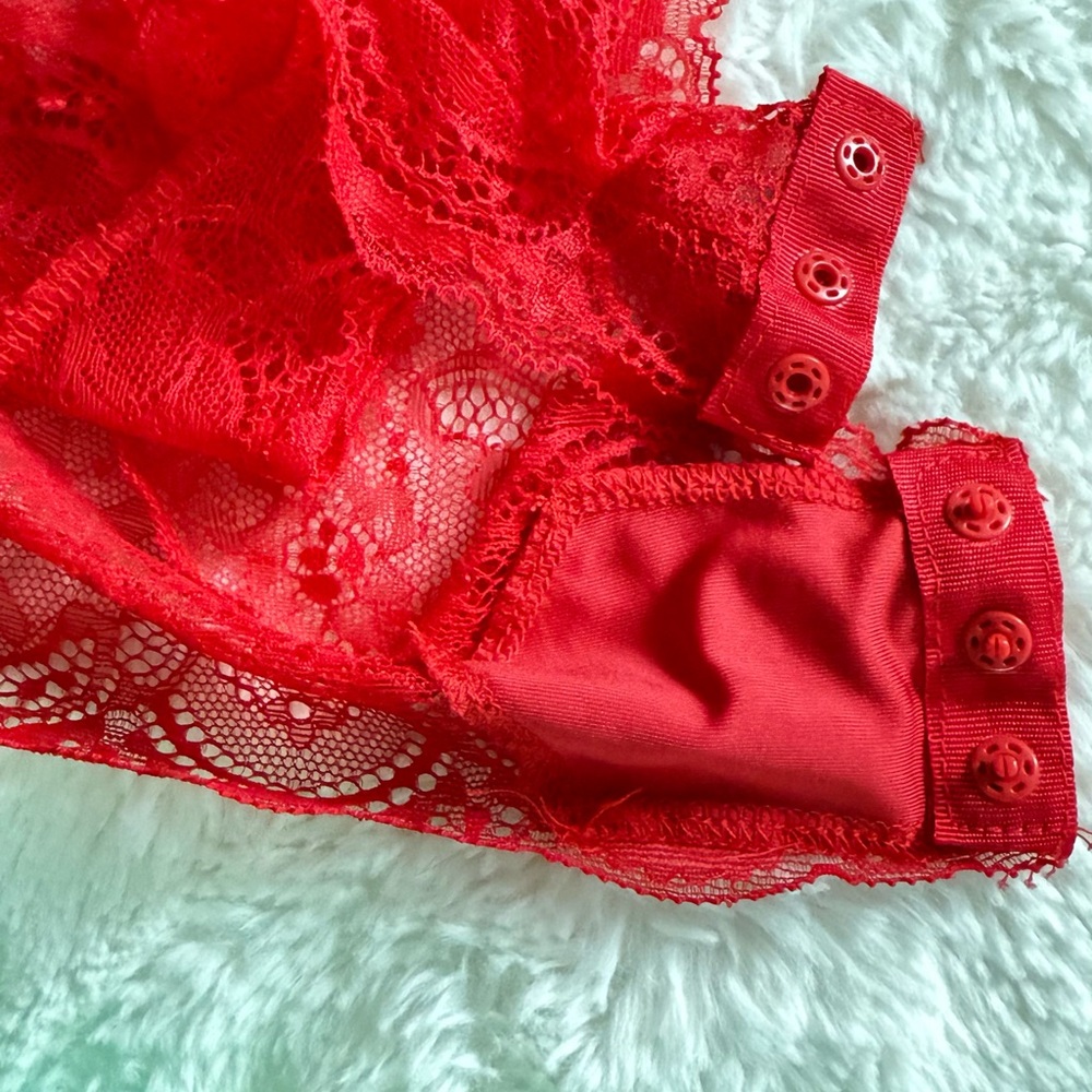 Elegant Red Lace Lingerie Set - Picture 10 of 11